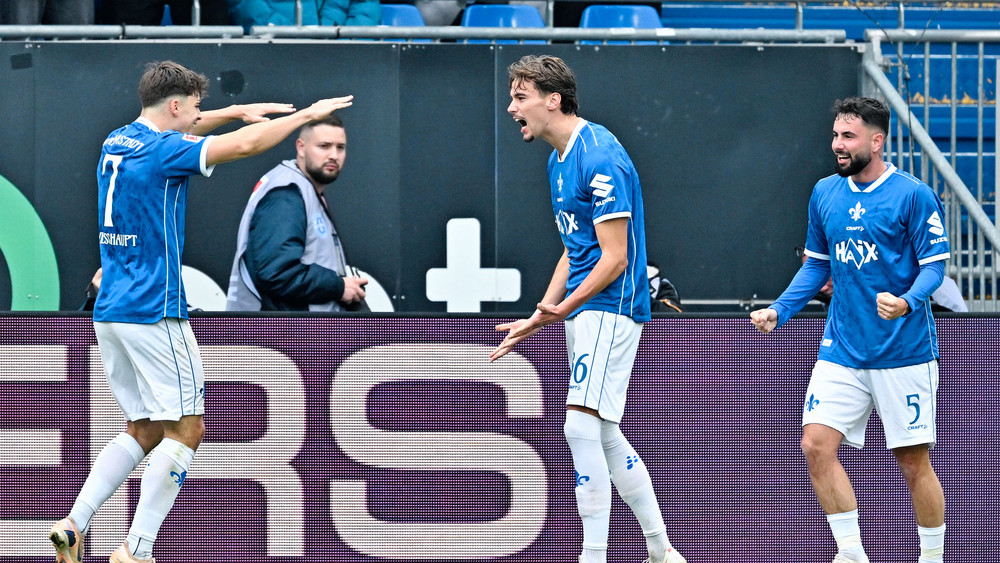Noah Weishaupt, Torschütze Milan Smit und Marco Richter (v.l.) bejubeln den Darmstädter Ausgleichstreffer zum 1:1