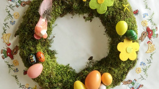 Schöne Bastelei zu Ostern: Dekokranz mit Waldmoos