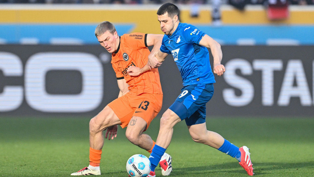 Frankfurts Rasmus Kristensen (l) und Hoffenheims David Jurásek kämpfen um den Ball.