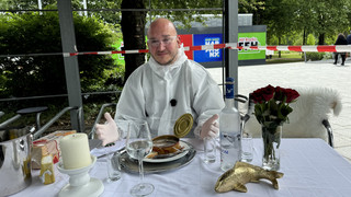 Marvin probiert Surströmming Stinkefisch FFH-Wette unter Kollegen