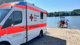Feuerwehr rettet Hund und Halter aus dem Rhein bei Ingelheim