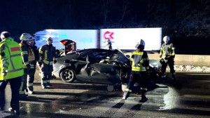 Zeitweise Vollsperrung! Unfall auf der A7 - Pkw gegen Lkw gekracht
