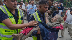 Hunderte Touristen nach Sturzflut in Nepal vermisst - mindestens 72 Tote