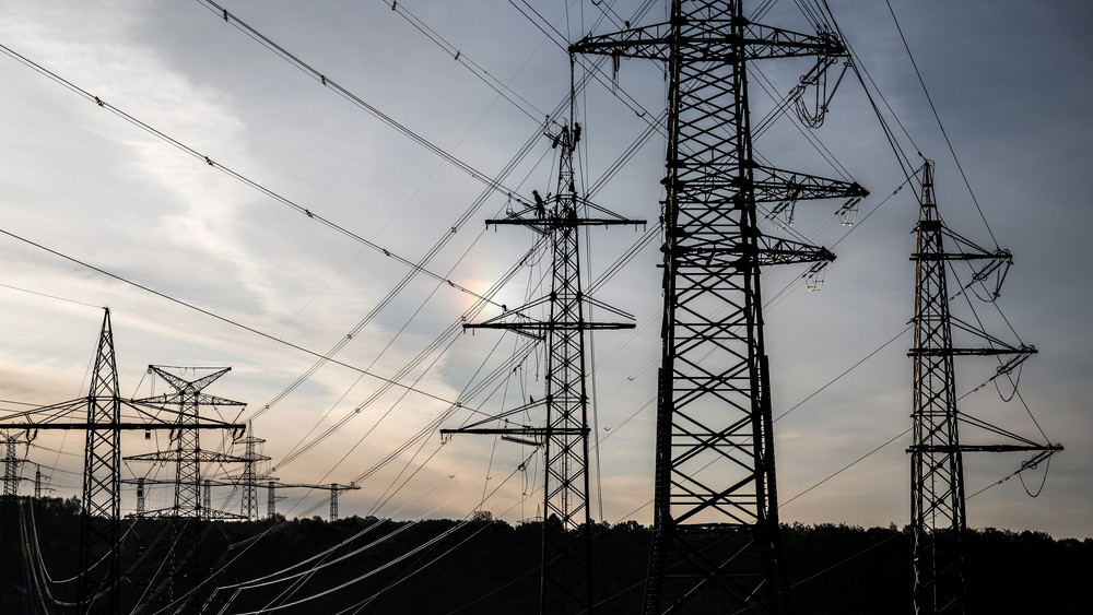 Die Stadt Hünfeld sieht sich von den Plänen der geplanten Fulda-Main-Leitung “stark betroffen”. (Symbolbild)