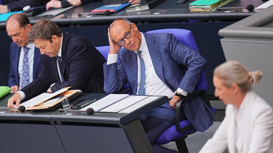 Merz attackiert AfD scharf - Weidel sieht Koalition am Ende