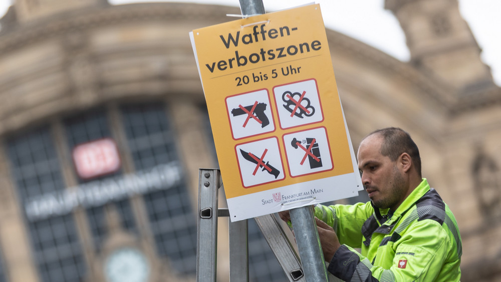 In Frankfurt gibt es seit kurzem eine Waffenverbotszone im Bahnhofsviertel. Die Stadt Mannheim zieht jetzt nach. 