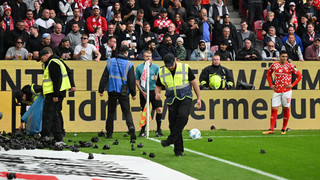 SGE droht Strafe nach Randale in Mainz - Stange auf Schiri geworfen