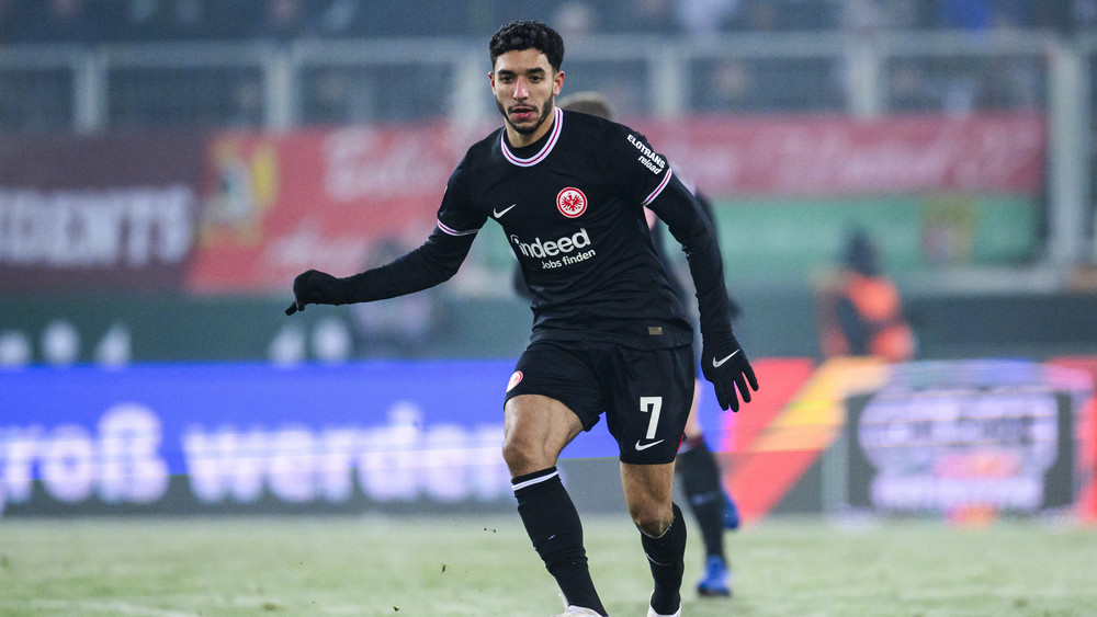 Omar Marmoush wird der Eintracht in Köln fehlen. Der Stürmer ist noch in Ägypten mit einer Erkältung.