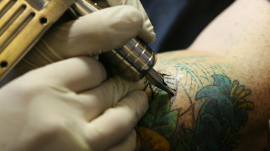 Tod nach Tattoo in Nordhessen: Angeklagter Tätowierer freigesprochen