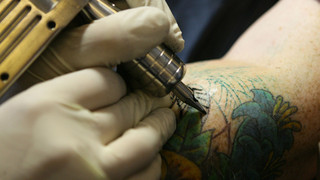 Tod nach Tattoo in Nordhessen: Angeklagter Tätowierer freigesprochen