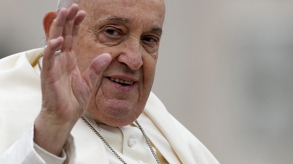 Papst Franziskus lächelt, nachdem er die Ostermesse am Ostersonntag auf dem Petersplatz im Vatikan zelebriert hat.