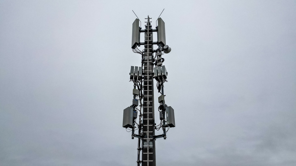 Ein Mobilfunkmast ragt in den Himmel Immer noch gibt es Funklöcher in Deutschland