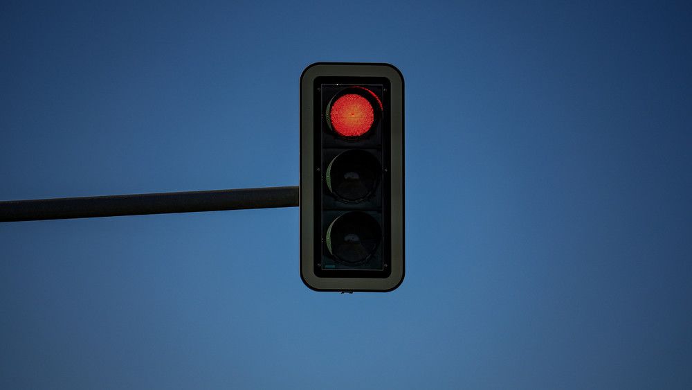 Eine zusätzliche Ampel soll künftig in Edermünde-Haldorf für mehr Sicherheit sorgen. (Symbolbild)