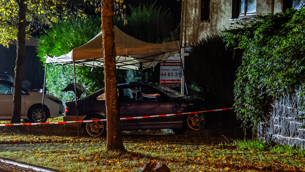 Das Auto des 29-Jährigen krachte in eine Mauer.