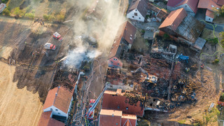 Feuer zerstört mehrere Gebäude in Geroda in der Rhön - ein Verletzter