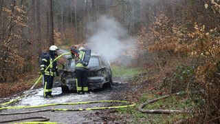 Ludwigsau: Feuerwehr findet bei Löscharbeiten Leiche in Auto