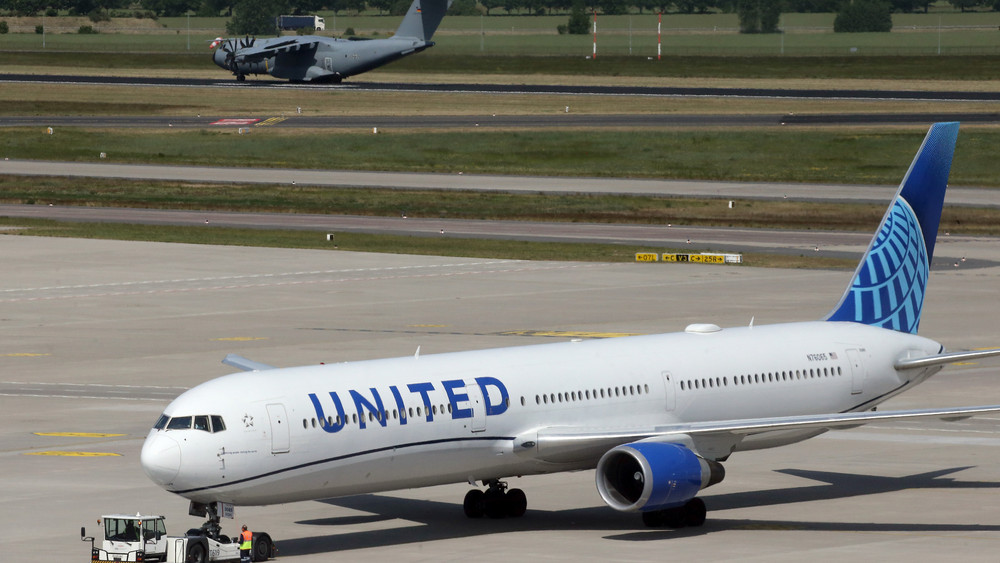 Ein Flugzeug der United Airlines auf dem Rollfeld.