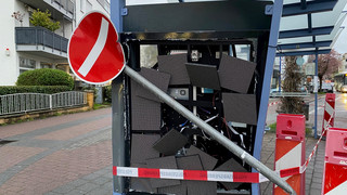 Unfall in Bad Vilbel: Auto fährt in Bushaltestelle