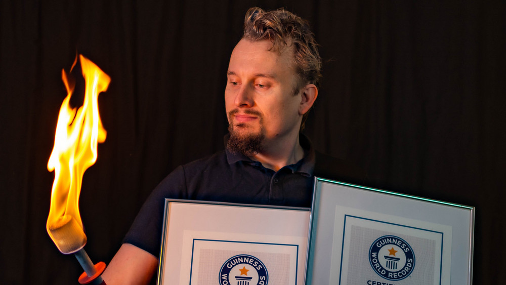 Kai Siegenthaler aus Groß-Umstadt gewinnt gleich zwei offizielle Guinness World Records in der Jonglage.