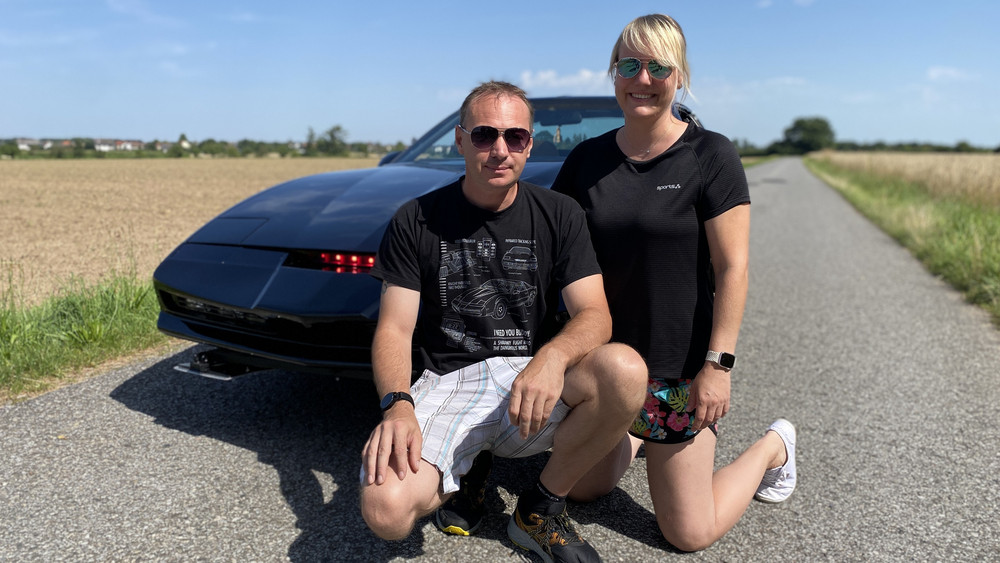 Partnerin Sabrina Klossek hilft ihm beim Programmieren und Basteln.