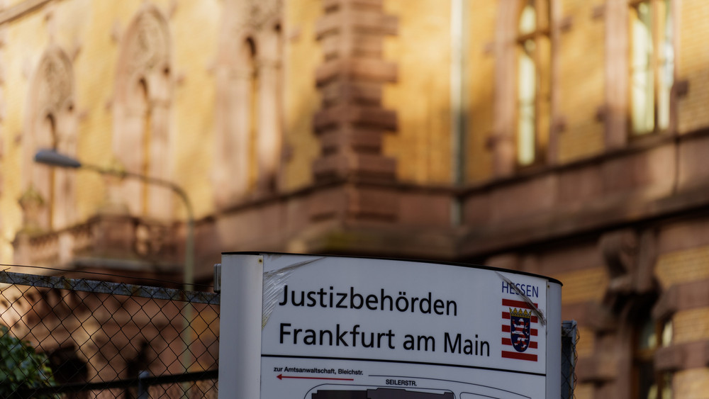 Eine Hinweistafel „Justizbehörden Frankfurt am Main“ steht vor dem Gebäude des Landgerichts