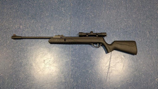 Männer laufen mit Gewehr mitten durch Maintal