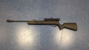 Männer laufen mit Gewehr mitten durch Maintal