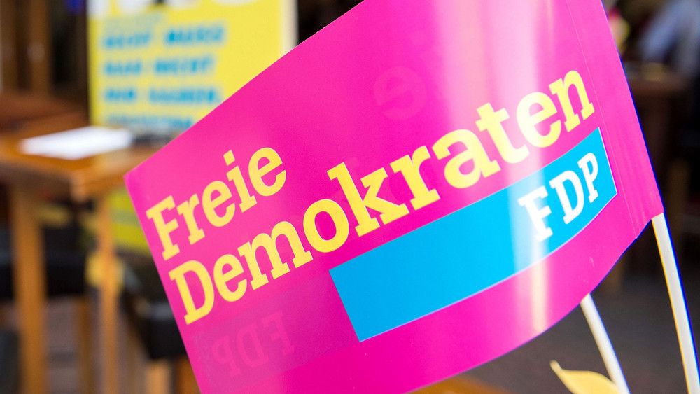 Ein Papierfähnchen der FDP
