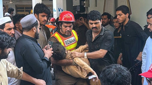 Schuldach in Pakistan stürzt ein - Mindestens 35 Tote