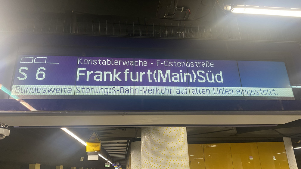 Am Mittag gab es eine IT-Störung im Rhein-Main-Gebiet - mit bundesweiten Auswirkungen, wie uns eine Bahnsprecherin sagte. Am Abend teilte die Deutsche Bahn mit, die Störung sei behoben.