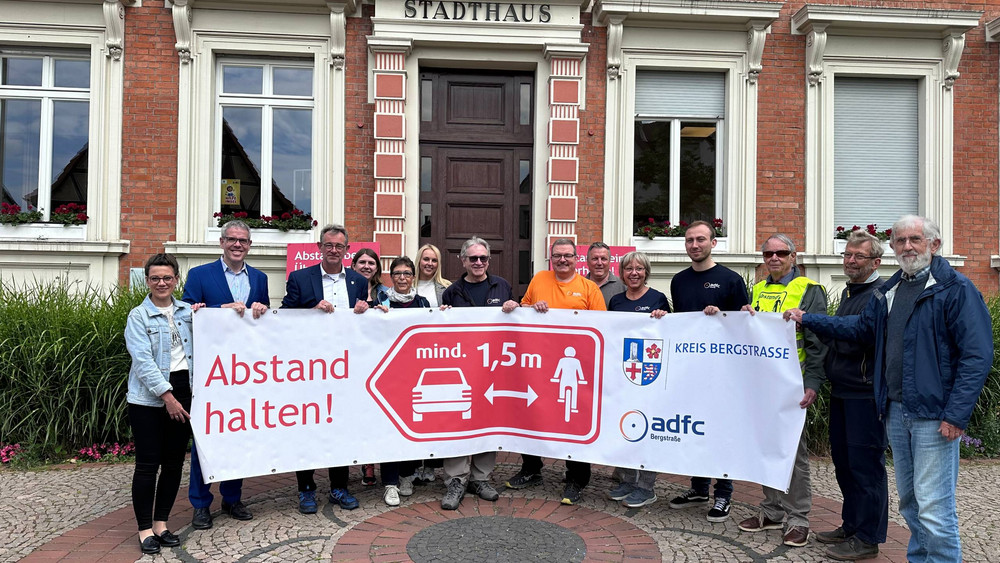 Zum Auftakt der Aktion "Abstand halten!" zeigen Landrat Christian Engelhardt (2. v.l.) und Bürgermeister Christian Schönung (3. v.l.) gemeinsam mit Mitgliedern des ADFC und Kreismitarbeiter einen Banner.