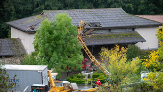 Baustellenkran in Herbstein kippt um und stürzt auf Scheune