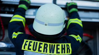 Offenbacher Feuerwehr muss Frauen und Hund aus kleinem Bach retten