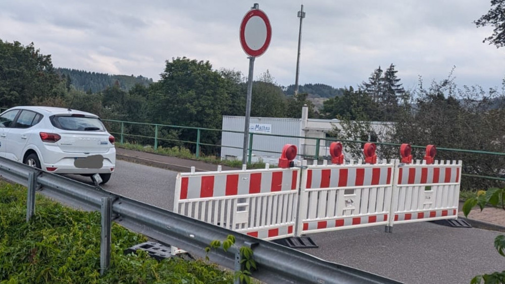 Bis Dezember ist die Brücke gesperrt - deshalb müssen Autofahrer eine 30 Kilometer Umleitung in Kauf nehmen. 