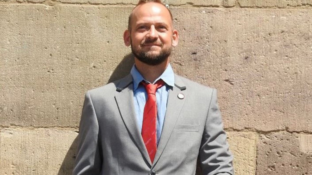 Sebastian Künemund ist freiberuflicher Sozialarbeiter und Landschaftsgärtner und bewirbt sich nun um das Amt des Landrats im Kreis Fulda.