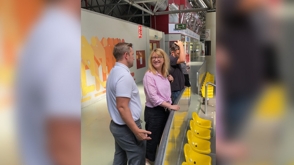 FFH-Reporterin Sonja Pahl im Gespräch mit Löwen-Sportdirektor Franz-David Fritzmeier.