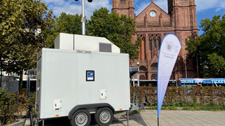 Neue Videoschutzanhänger am Wiesbadener Luisenplatz