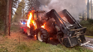 Forstschlepper in Flammen: Einsatz im Oestrich-Winkler Wald