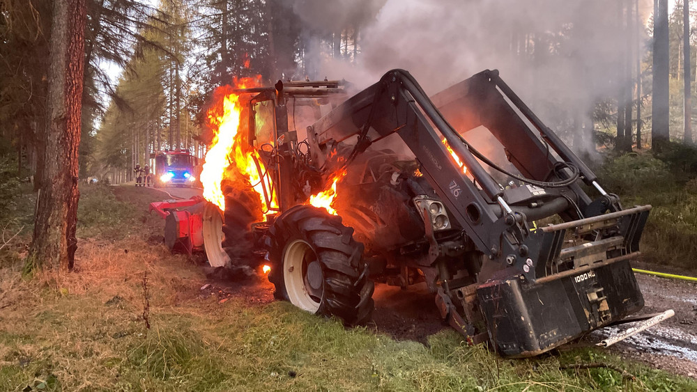 Steht in Flammen: Ein Forstschlepper mitten im Wald