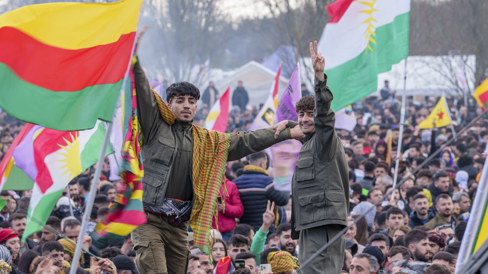 Im Frankfurter Rebstockpark haben tausende Kurden das Neujahrsfest Newroz gefeiert.