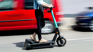 E-Scooter-Jagd in Fußgängerzone Darmstadt: Frau in Bar leicht verletzt