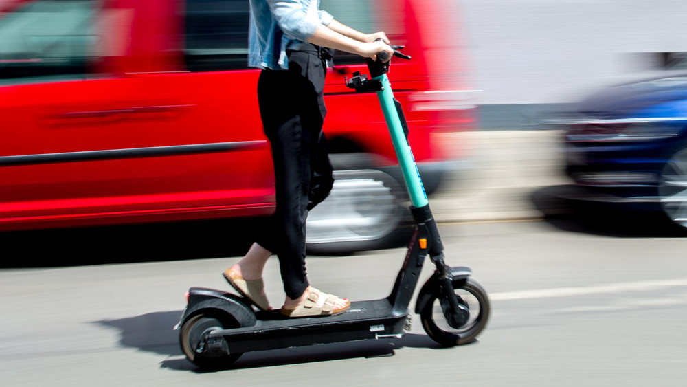 In Darmstadt sucht die Polizei einen unbekannten E-Scooter-Fahrer
