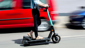 E-Scooter-Jagd in Fußgängerzone Darmstadt: Frau in Bar leicht verletzt