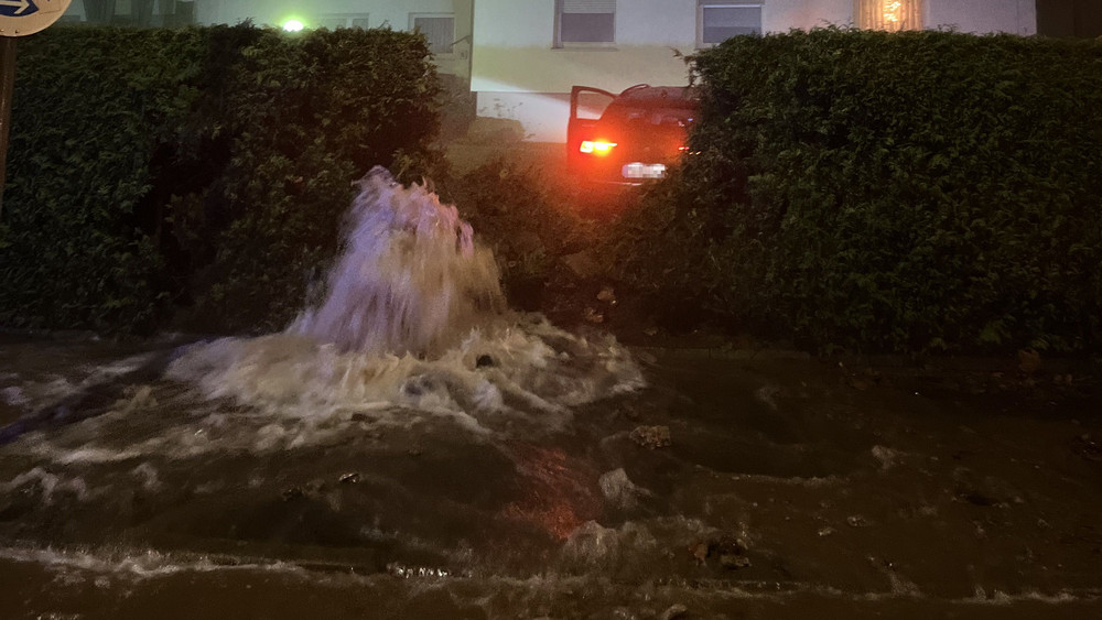 Wasser strömt auf die Straße