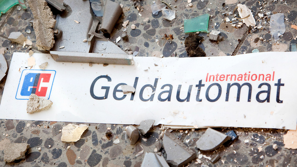 Polizeieinsatz in Rüsselsheim: Am Bahnhof ist ein Geldautomat gesprengt worden.