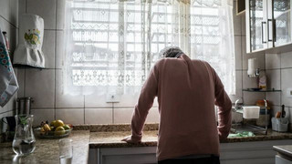 „Habe immer alle Rechnungen bezahlt“: Senior (84) lebt seit einem Jahr ohne Strom