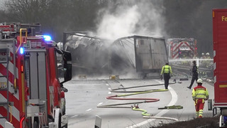 Lastwagen brennt auf A2 – Fahrer tot