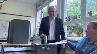 Wahl in Berlin: Noch-Bürgermeister Kai Wegner gibt seine Stimme ab