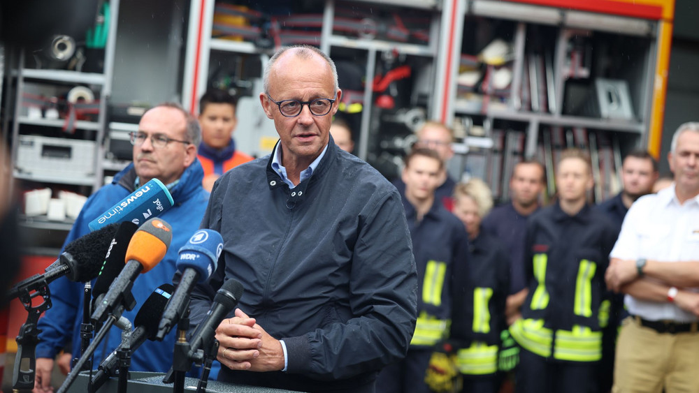 Bundeskanzler Merz besucht Waldbrandgebiet in Hürtgenwald