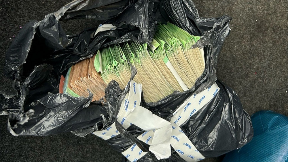 Zöllner finden Zehntausende Euro in Müllsack
